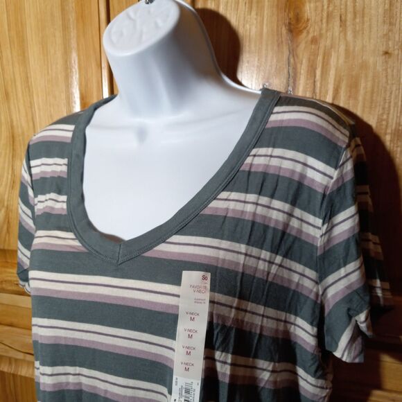 SO V Neck Tees | Women’s Size Medium | Bundle of 2 - Picture 3 of 13